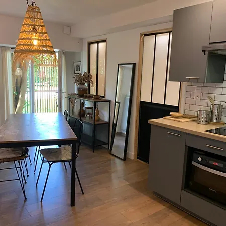 Les Logis De Candide Apartment *